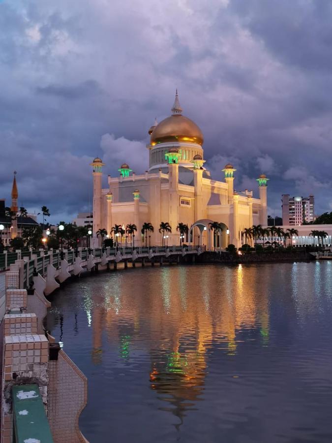 Legallery Suites Hotel Bandar Seri Begawan Esterno foto